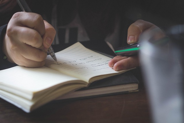 集中して勉強する学生のイメージ