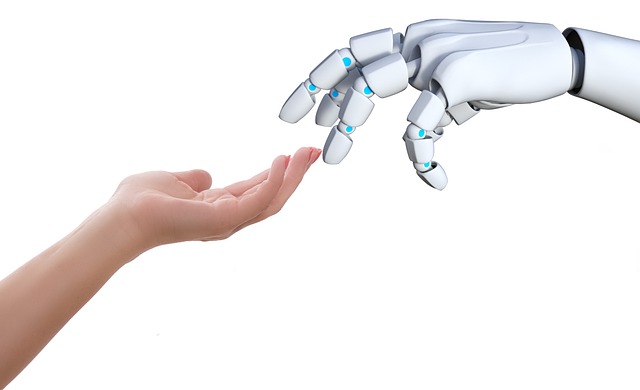 人間とロボットの手が触れ合うイメージ