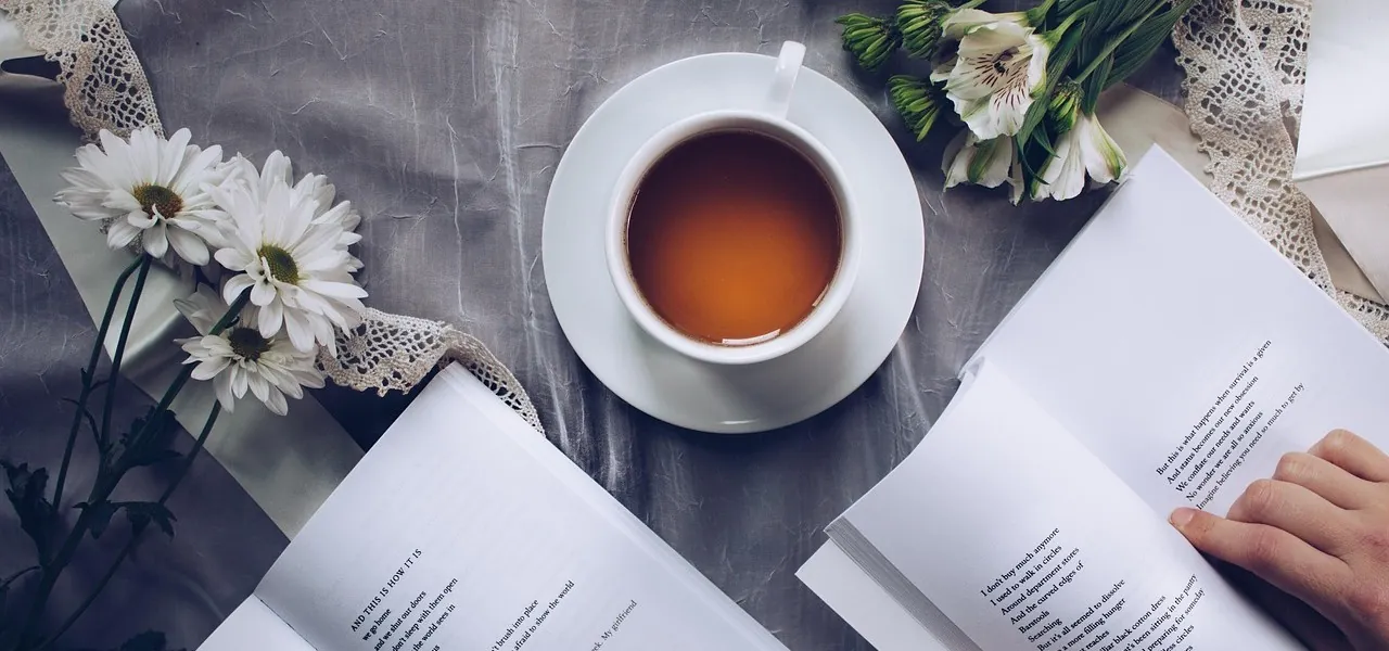お茶と本のある落ち着いた読書時間